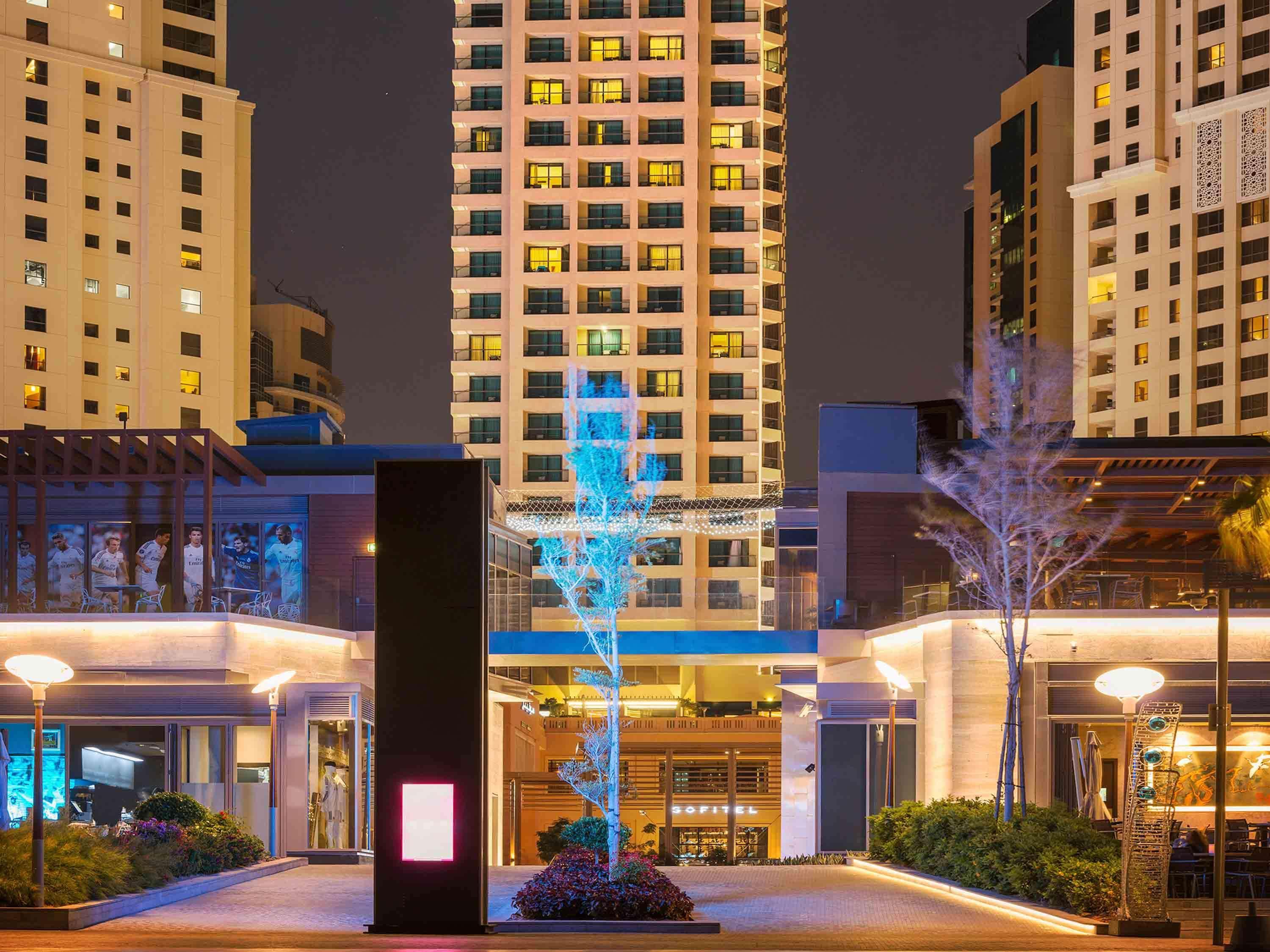 Sofitel Dubai Jumeirah Beach Hotel Exterior photo The hotel at night