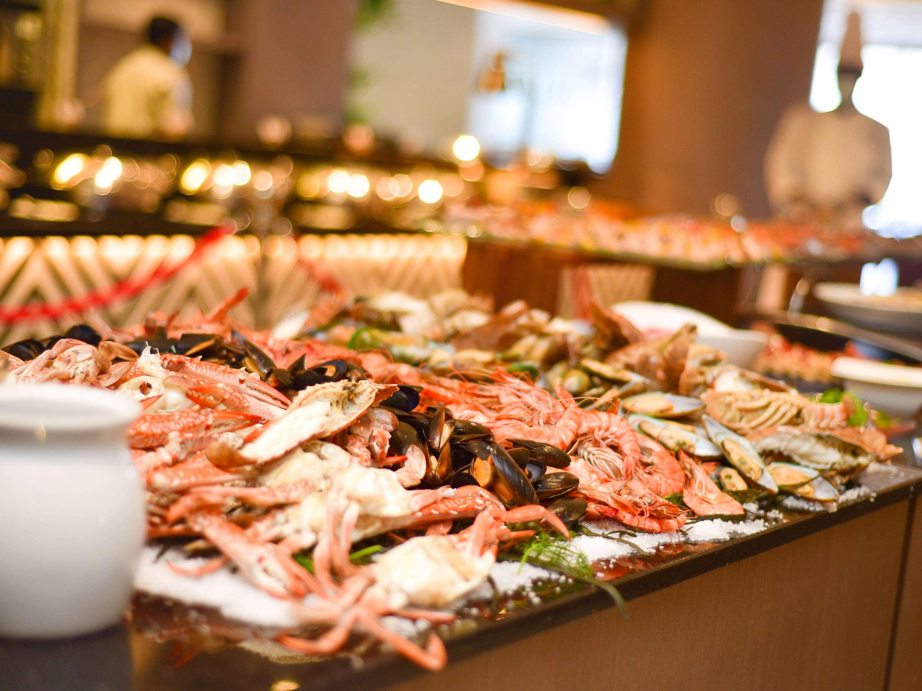 Sofitel Dubai Jumeirah Beach Hotel Exterior photo Seafood buffet at a luxury hotel